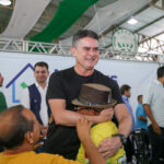 Prefeito David Almeida entrega 400 registros de imóveis e realiza maior avanço histórico na regularização fundiária do Santa Luzia