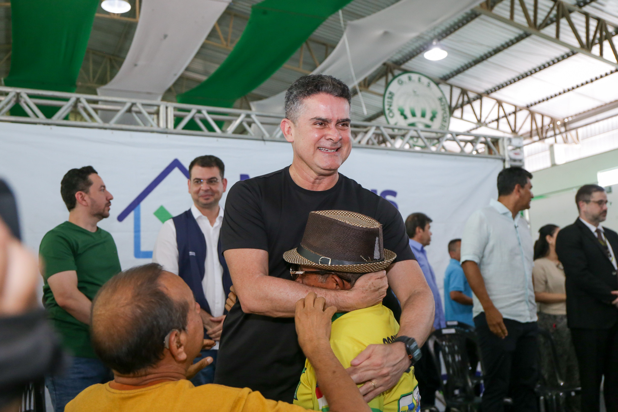 Prefeito David Almeida entrega 400 registros de imóveis e realiza maior avanço histórico na regularização fundiária do Santa Luzia