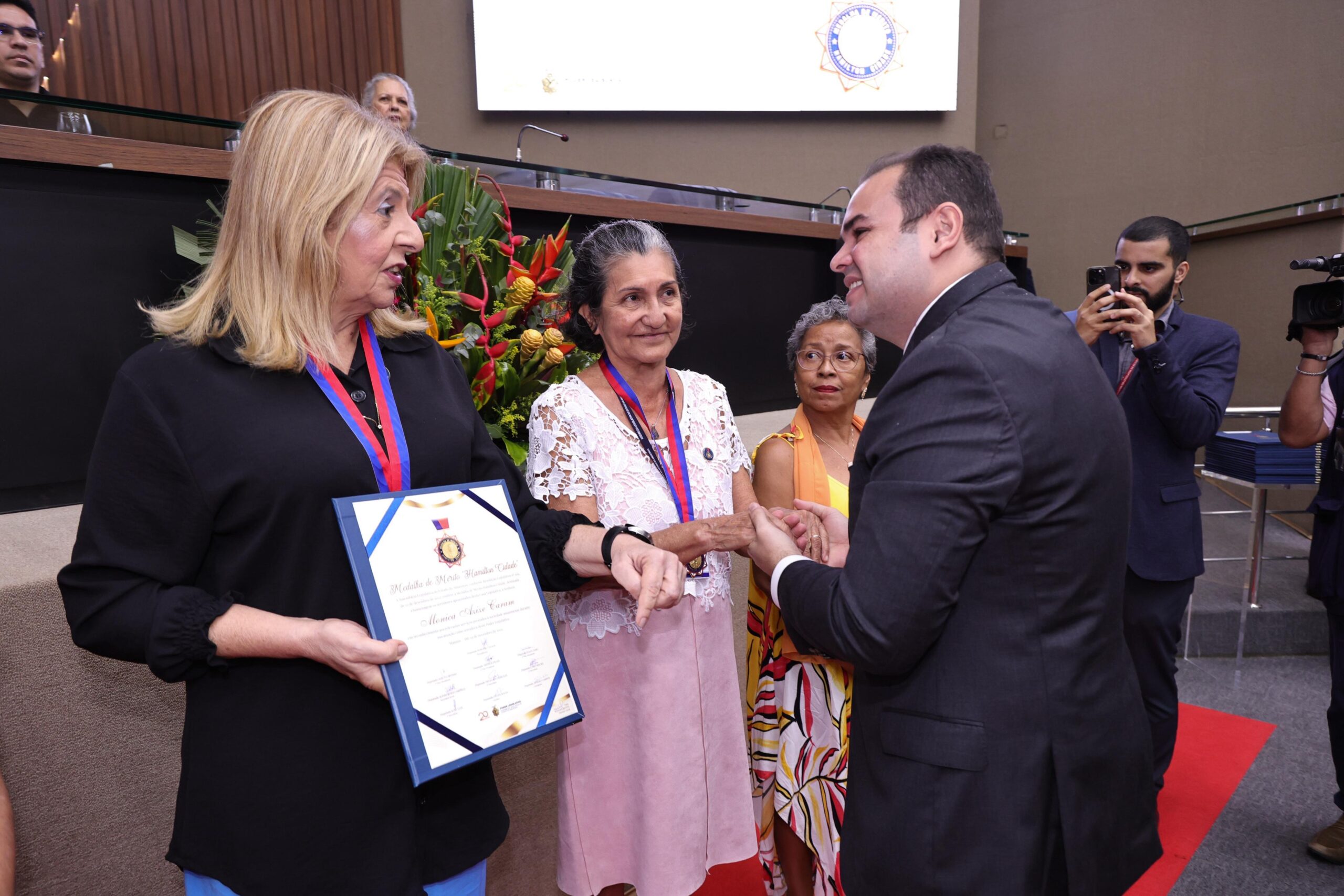Presidente Roberto Cidade outorga a ‘Medalha de Mérito Hamilton Cidade’ para 93 servidores aposentados do Legislativo Estadual