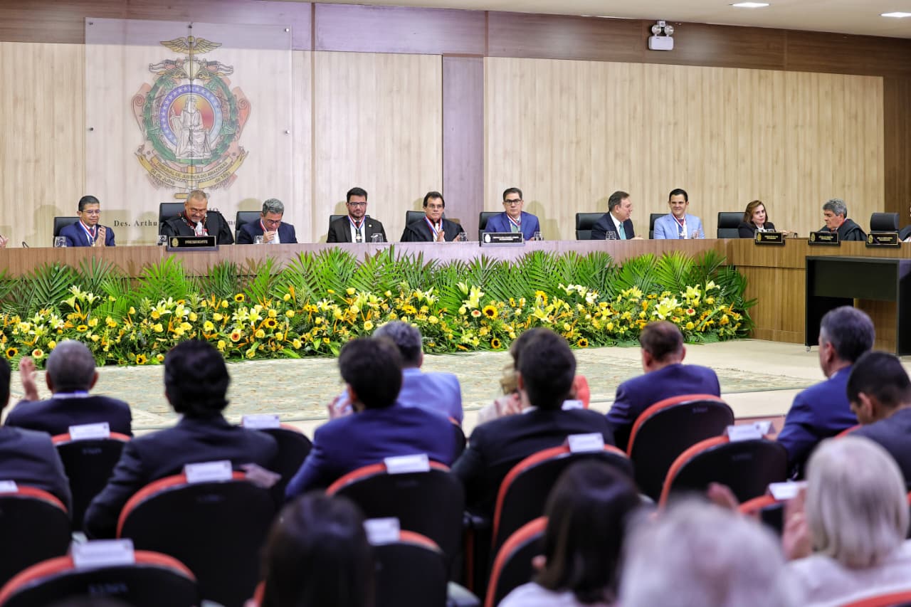Presidente do TCE-AM compõe mesa de honra na cerimônia da Medalha da Ordem do Mérito Judiciário do TJAM