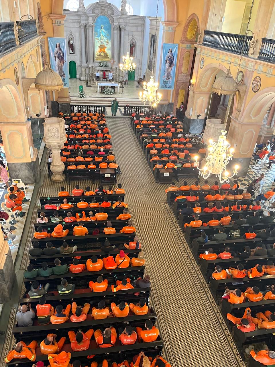 Catedral de Manaus realiza pela primeira vez Missa em Homenagem aos Garis: um Encontro de Fé, Gratidão e Esperança