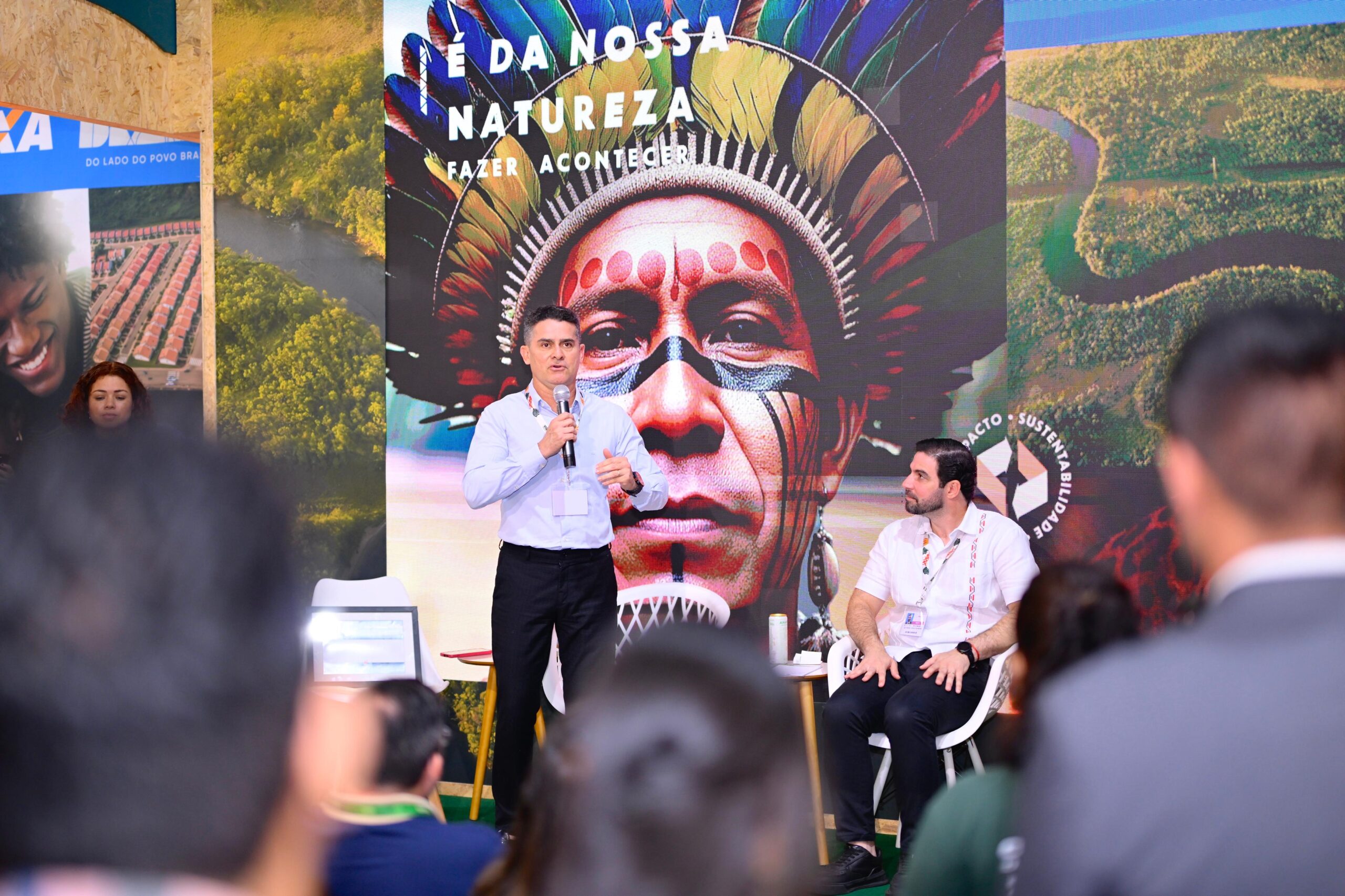 Manaus defende Bolsa de Carbono Verde e é reconhecida na COP30 por liderar agenda de sustentabilidade na Amazônia urbanaA Prefeitura de Manaus consolidou sua posição como uma das principais vozes da Amazônia urbana no debate climático global, nesta terça-feira, 11/11, durante o segundo dia da COP30. Em uma agenda marcada por encontros com organismos multilaterais e instituições ambientais, o prefeito David Almeida apresentou a proposta de criação de uma Bolsa de Carbono Verde, administrada pelos municípios amazônicos, para garantir que os recursos internacionais destinados à preservação florestal cheguem diretamente às cidades que mantêm a floresta em pé.   “As pessoas vivem no país e no Estado, mas moram nas cidades. É nos municípios que estão os desafios reais e onde a população sente os efeitos da preservação. Quem cuida da floresta precisa ser compensado”, destacou o prefeito, durante sua participação na conferência. Ele reforçou que a realização da COP na Amazônia representa um marco histórico que reposiciona os municípios no centro da transição climática.   A proposta de Manaus para uma Bolsa de Carbono Verde está em construção técnica com o Banco Mundial, que já validou em cinco missões oficiais o potencial do ativo ambiental da capital. Segundo estimativas, Manaus pode gerar até US$ 500 milhões em créditos de carbono até 2028, caso o mecanismo seja regulamentado e operacionalizado.   “Quem preserva precisa ser remunerado. As cidades amazônicas mantêm a floresta viva e precisam ter acesso direto aos recursos internacionais para fortalecer políticas públicas de qualidade de vida”, reforçou David Almeida.   O titular da Secretaria Municipal do Meio Ambiente e Sustentabilidade (Semmas), Fransuá Matos, destacou que a presença da capital na COP30 materializa esse novo protagonismo ambiental. “A participação de Manaus mostra esse protagonismo ambiental. A gestão do prefeito David Almeida avançou muito em diversos aspectos. Tivemos avanço acelerado no tratamento de esgoto; fomos recebidos na Aegea e apresentamos cases que nasceram em Manaus e que agora serão implantados em Belém e em outras cidades; temos o novo aterro sanitário, a arborização recorde, o Plano de Ação Climática e a Bolsa de Crédito de Carbono da Amazônia. Isso demonstra o quanto Manaus está avançando no quesito ambiental para promover melhor qualidade de vida para sua população”.   Projetos que credenciam Manaus à liderança climática urbana   Ecobarreiras: tecnologia desenvolvida pela Prefeitura de Manaus, as ecobarreiras impedem que 300 toneladas de resíduos por mês cheguem ao rio Negro. Em 26 meses de operação, já são quase 8 mil toneladas retidas.   Aterro sanitário e transição energética: o novo aterro sanitário municipal combina engenharia avançada, geração de energia solar e transformação do metano em biometano, que será utilizado para mover os caminhões coletores de lixo da cidade. A usina fotovoltaica prevista para o antigo aterro terá capacidade de 3 MW, suficiente para abastecer 30 mil residências.   Saneamento e infraestrutura ambiental: o avanço no tratamento de esgoto, reconhecido por instituições como a Aegea, coloca Manaus como modelo para outras cidades amazônicas.   Arborização e clima urbano: a capital bateu recordes de plantio de árvores e apresentou seu Plano de Ação Climática, incorporando metas de adaptação, mitigação e resiliência urbana.   O secretário-executivo de Planejamento, Antônio Stroski, reforçou a importância dessa agenda. “É fundamental destacar que organismos como o Programa da ONU para o Meio Ambiente, o C40 e diversas redes internacionais estão observando Manaus tomar a iniciativa no enfrentamento da mudança do clima. Nosso plano climático, o avanço no saneamento básico e as ações estruturadas desde 2021 mostram por que Manaus tem sido convidada a participar de eventos estratégicos dentro da COP”.   Internacionalização da agenda amazônica   A COP30 deve movimentar cerca de US$ 10 bilhões para governos estaduais e federal. A defesa de Manaus é que parte desses investimentos seja administrada diretamente pelas cidades que preservam a floresta primária e sustentam a biodiversidade amazônica.   “A floresta tem valor, e o povo da floresta também. Não faz sentido priorizar apenas áreas degradadas para reflorestamento, enquanto quem preserva continua sem apoio. Queremos justiça ambiental e territorial para os municípios amazônicos”, afirmou David Almeida.   Com políticas ambientais baseadas em resultados, certificações nacionais, projetos inovadores de economia circular e uma agenda sólida de transição energética, Manaus se consolida na COP30 como uma das capitais mais avançadas da Amazônia urbana e um modelo de sustentabilidade para cidades inseridas em grandes biomas tropicais.   A COP30 marca a presença de uma cidade que não apenas discute o clima, mas apresenta soluções, gera evidências e propõe novos caminhos para o financiamento global da preservação.