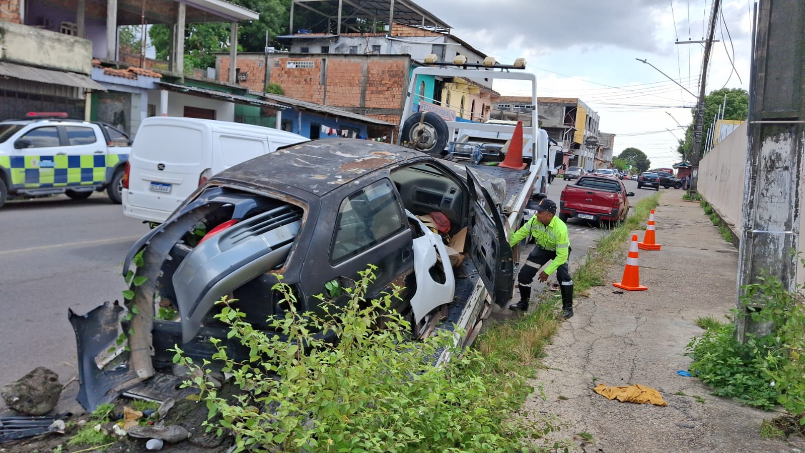 Prefeitura de Manaus intensifica operação ‘Sucata’ e remove veículos abandonados na zona Norte
