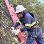 Prefeitura de Manaus chega à marca de 7,5 toneladas de cabos removidos de postes no centro histórico