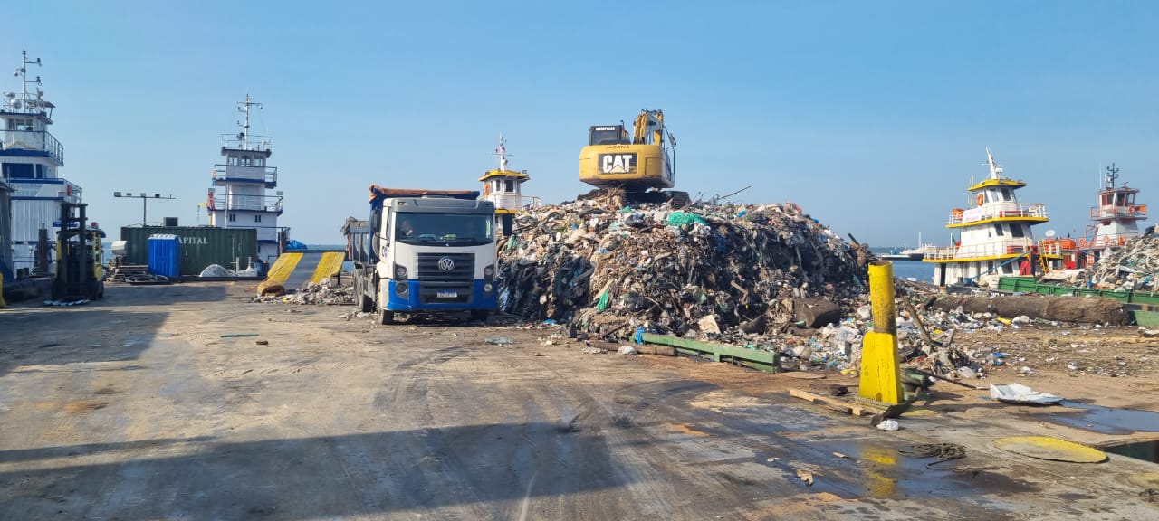 Prefeitura de Manaus realiza oitava operação de transbordo e reforça compromisso com a limpeza dos rios e igarapés