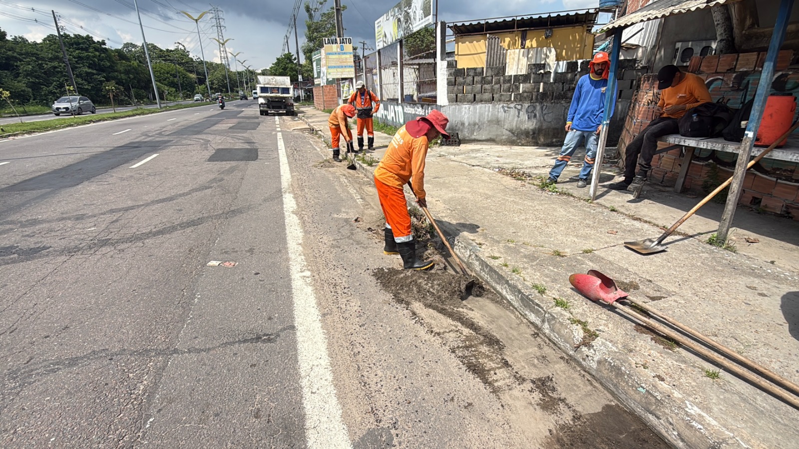Avenida Nathan Xavier recebe serviços de limpeza da Prefeitura de Manaus
