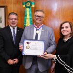 Presidente e Corregedor do TCE-AM entregam Colar do Mérito de Contas ao ministro do STF, Flávio Dino