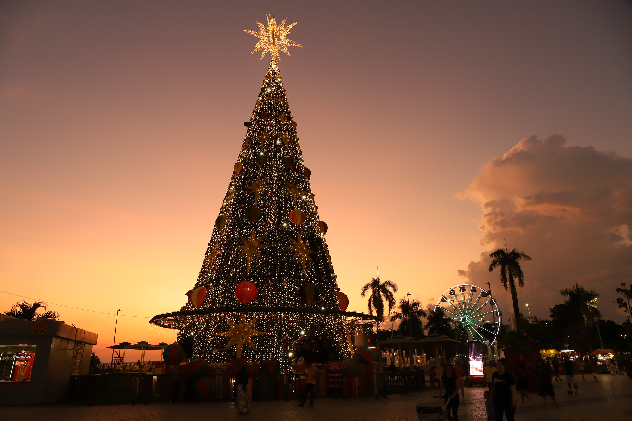 Prefeitura de Manaus e Nova Igreja Batista levam espetáculo ‘Um Sonho de Natal’ ao anfiteatro da Ponta Negra e encantam público