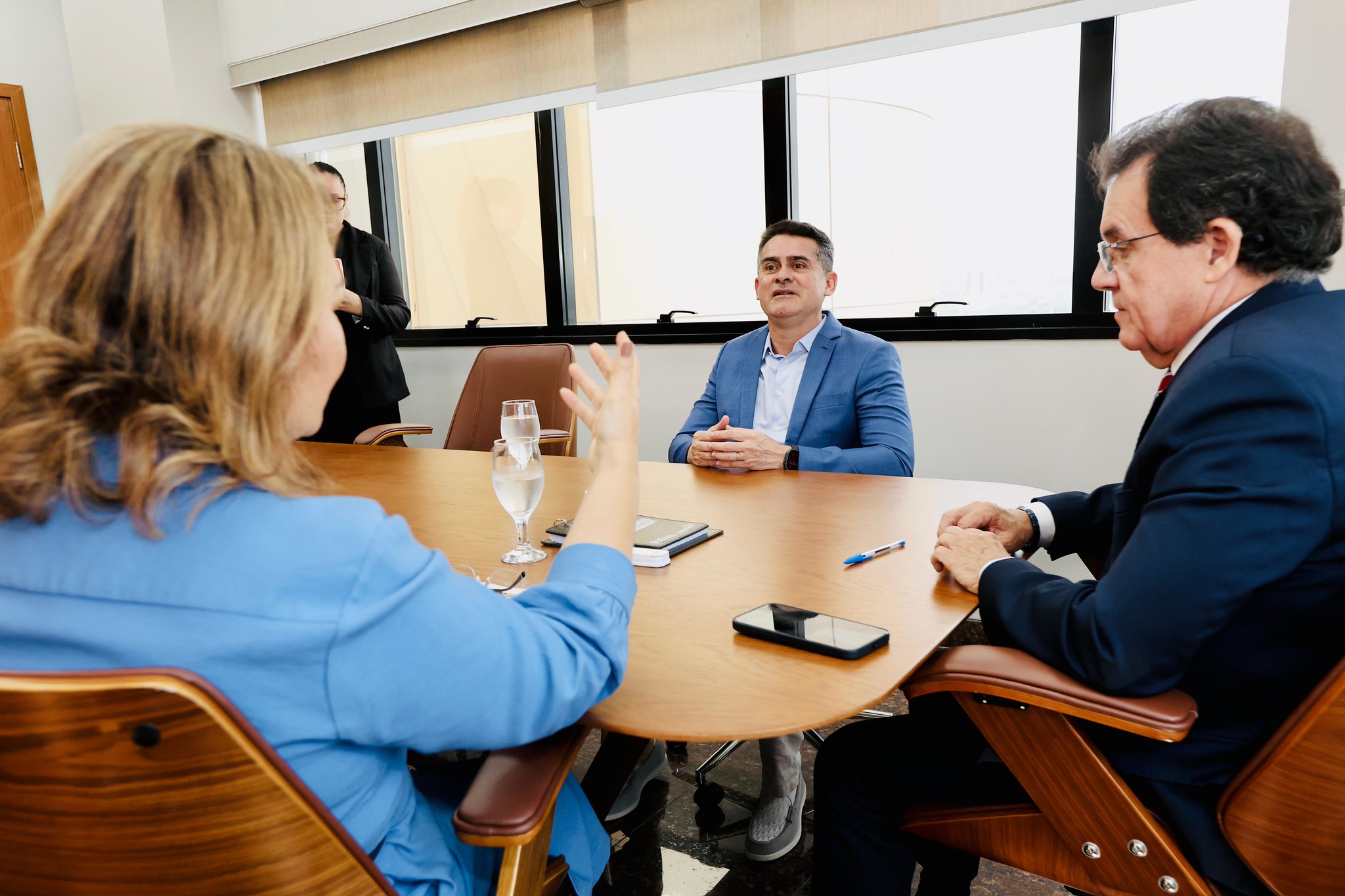 Prefeito David Almeida realiza visita institucional ao presidente em exercício do TJ-AM e avança em termo de cooperação