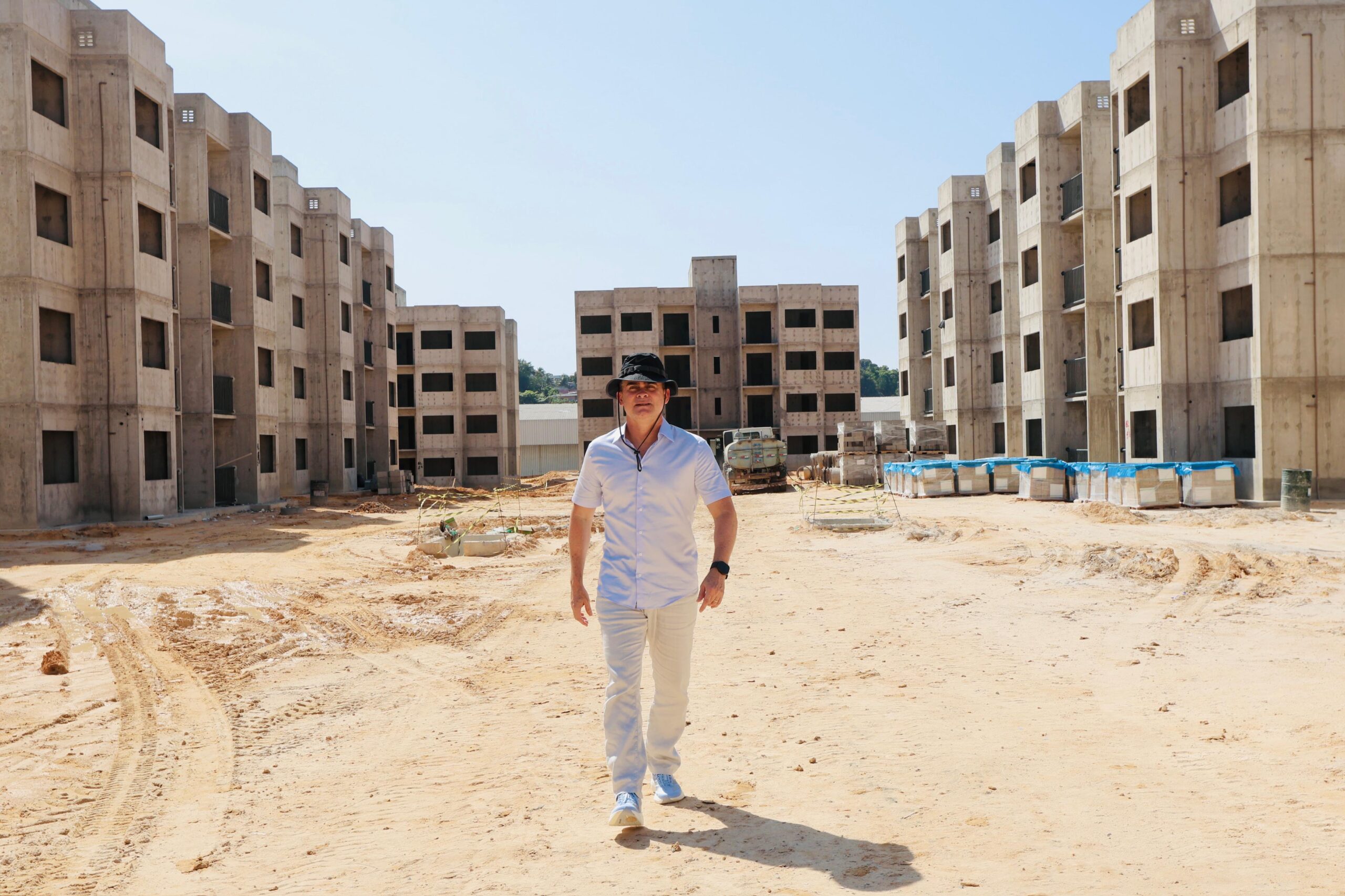 Prefeito David Almeida vistoria habitacionais com 98% de avanço e anuncia entrega de 576 moradias semimobiliadas e com documentação completa