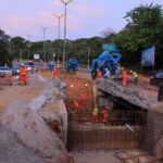Prefeitura de Manaus avança em obra de concretagem de ponte para o alargamento da avenida do Turismo