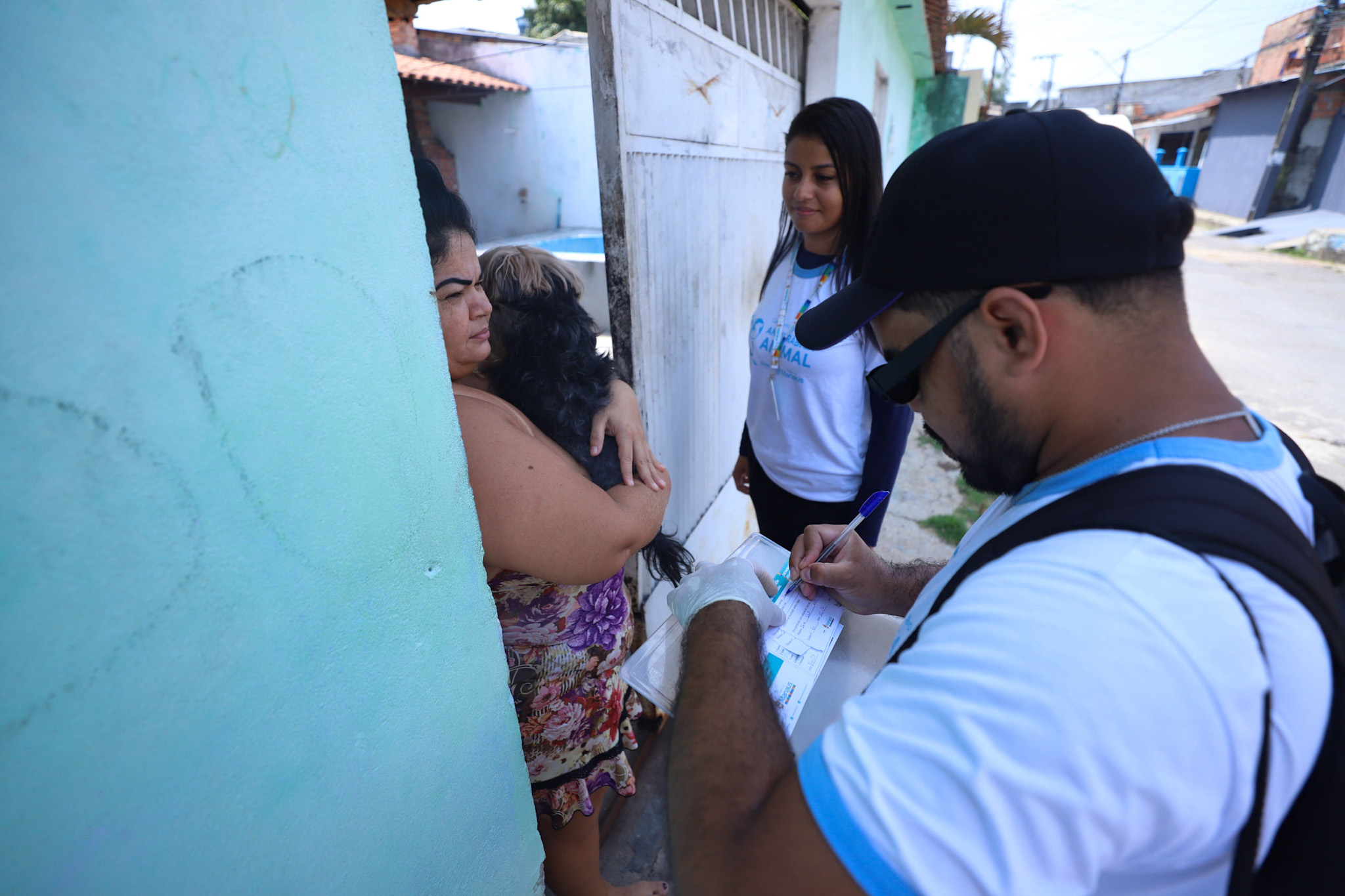 Campanha da Prefeitura de Manaus oferta vacinação de cães e gatos contra raiva em 52 pontos fixos