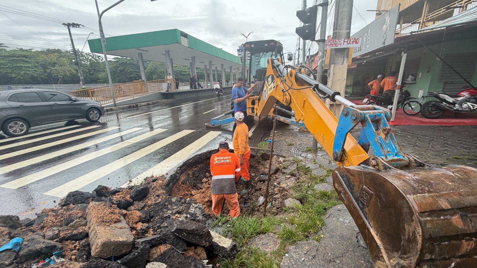 Prefeitura de Manaus atua de forma emergencial na manutenção de drenagem profunda na avenida Constantino Nery