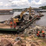 Prefeitura de Manaus acelera limpeza na marina do Davi e remove acúmulo de resíduos no Tarumã