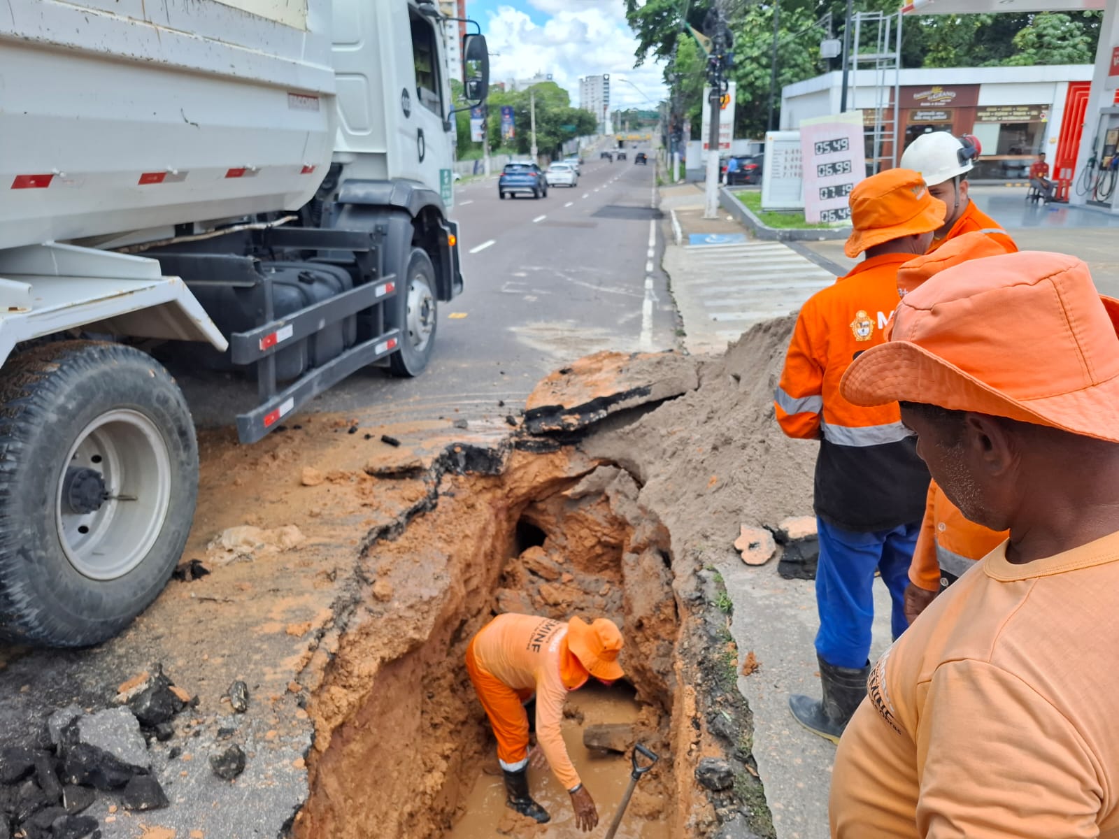 Prefeitura de Manaus realiza obra emergencial de recuperação em trecho do sistema de drenagem de importante via na capital