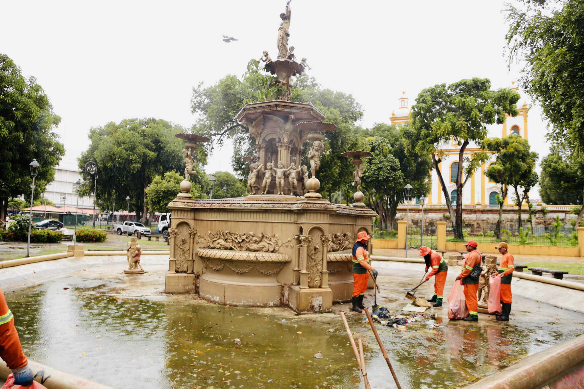 Prefeitura de Manaus alerta para retrabalho de limpeza na praça da Matriz após aumento do descarte irregular de lixo