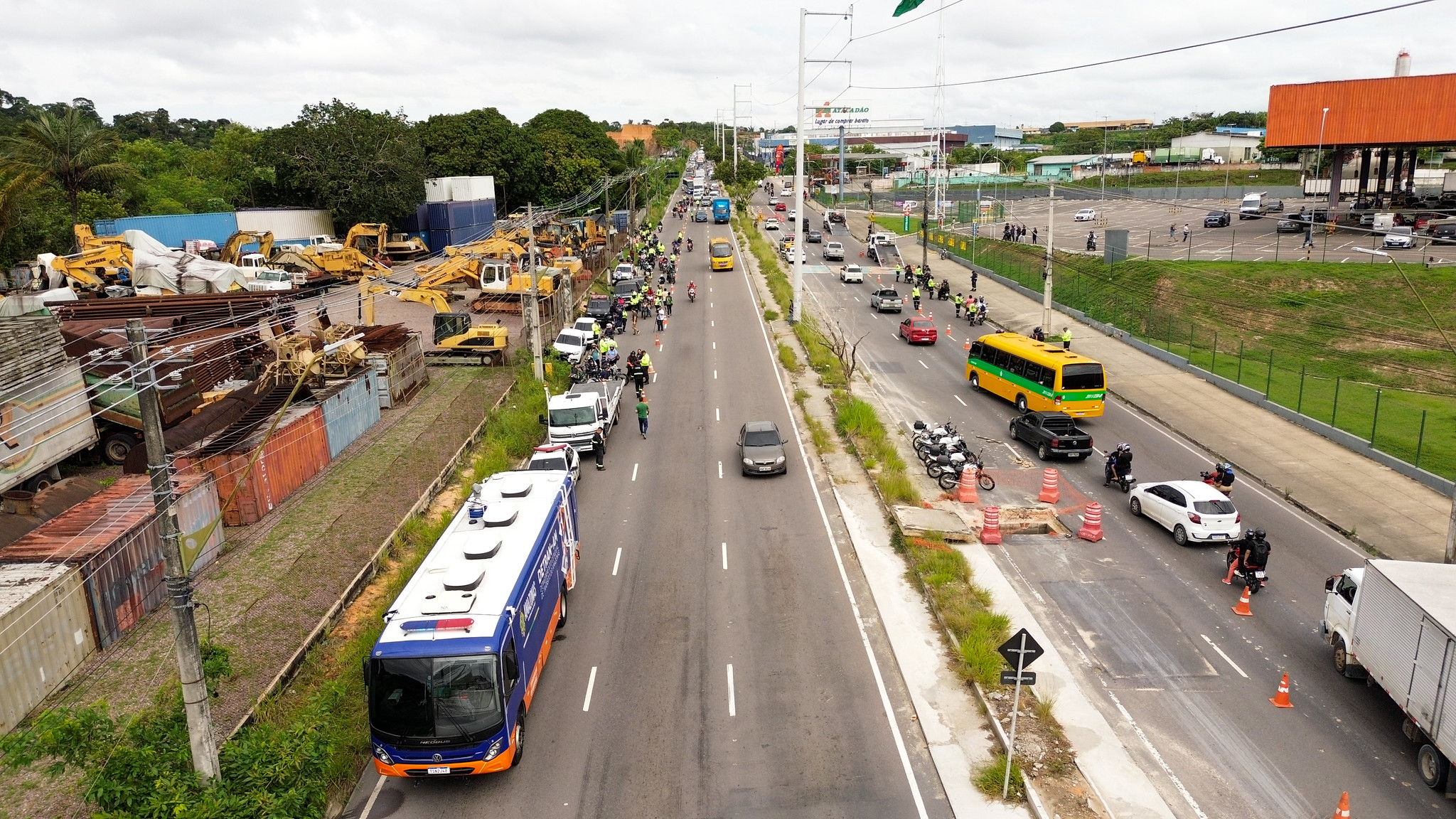 Operação ‘Trânsito Seguro’ da prefeitura resulta em 107 autuações e 23 remoções de veículos na Autaz Mirim