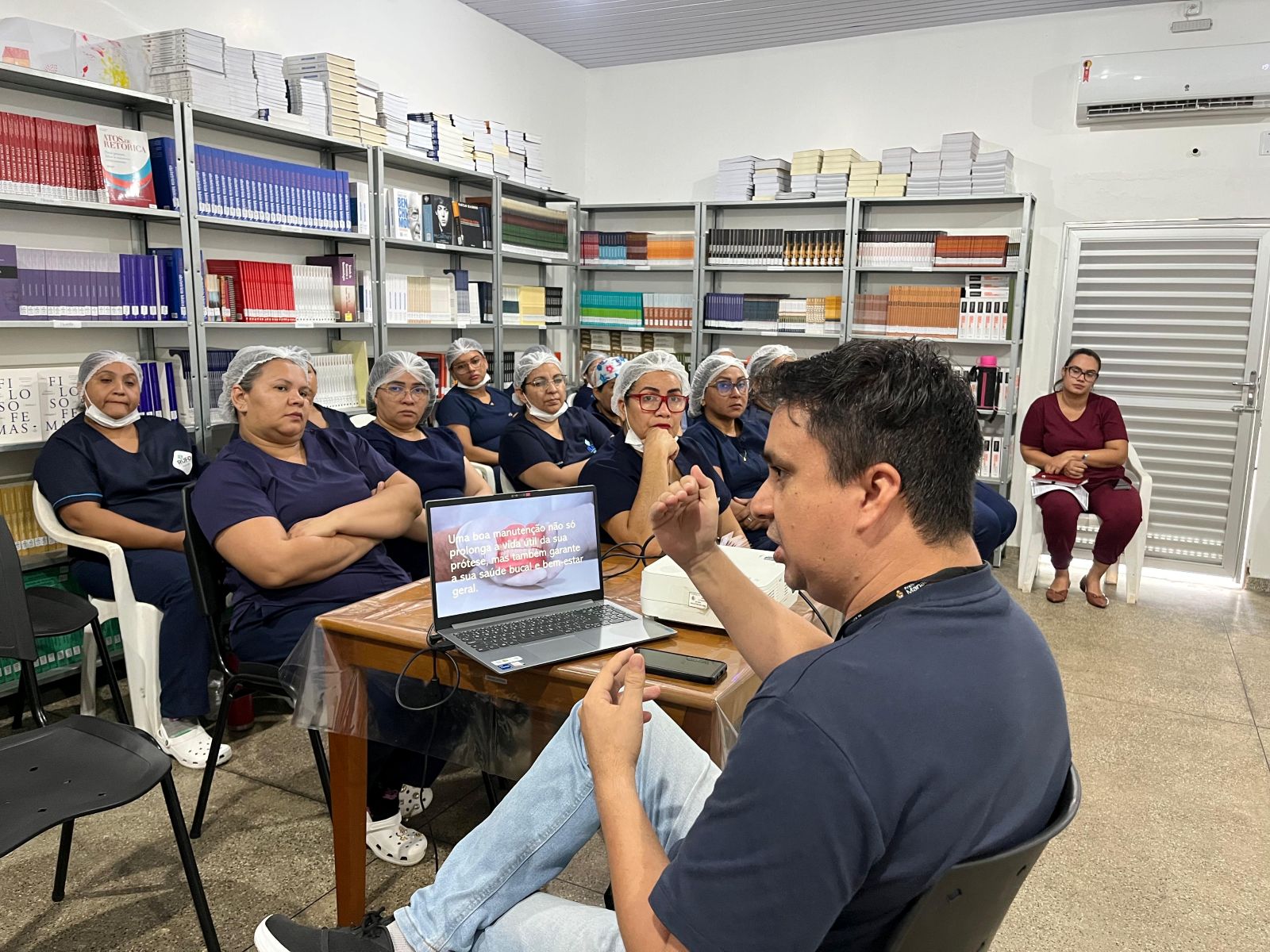 Prefeitura de Manaus promove oficina de saúde bucal para cuidadores de idosos da Fundação Dr. Thomas