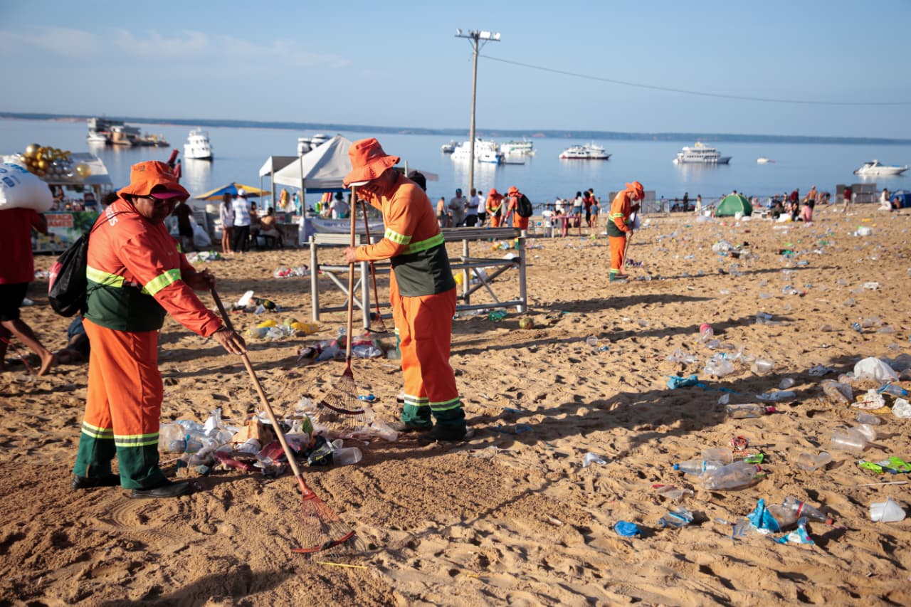Prefeitura de Manaus mobiliza cerca de 900 garis e recolhe 136 toneladas de lixo no pós-Réveillon