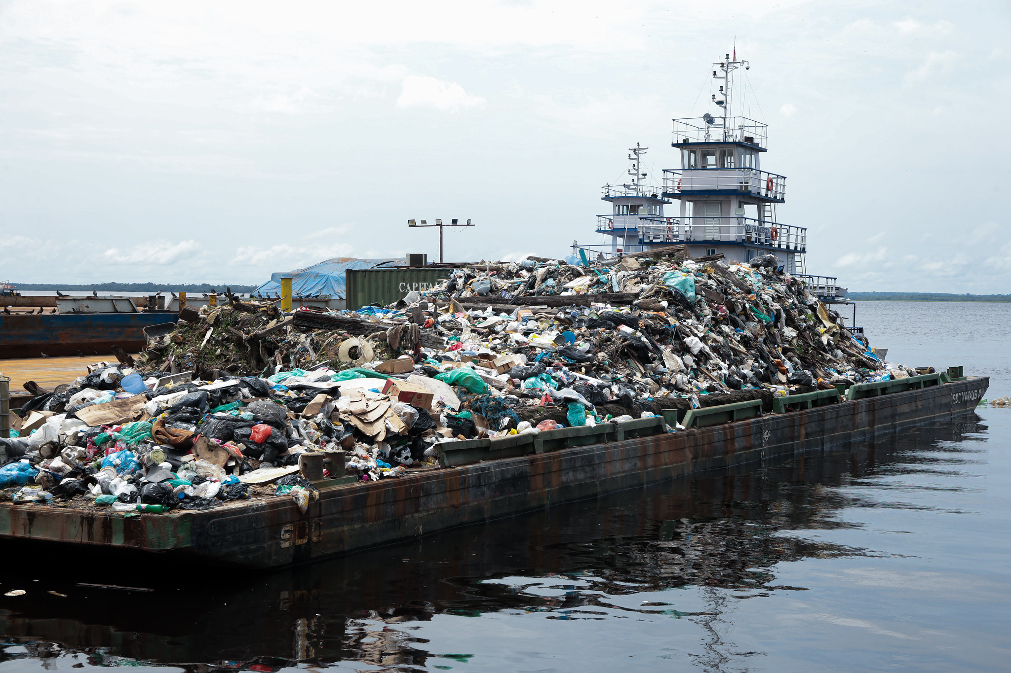Prefeitura de Manaus realiza primeira operação de transbordo do lixo retirado da orla em 2026