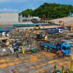 David Almeida lidera operação que retira 350 toneladas de lixo do rio Negro e consolida política ambiental com 14 ecobarreiras em Manaus