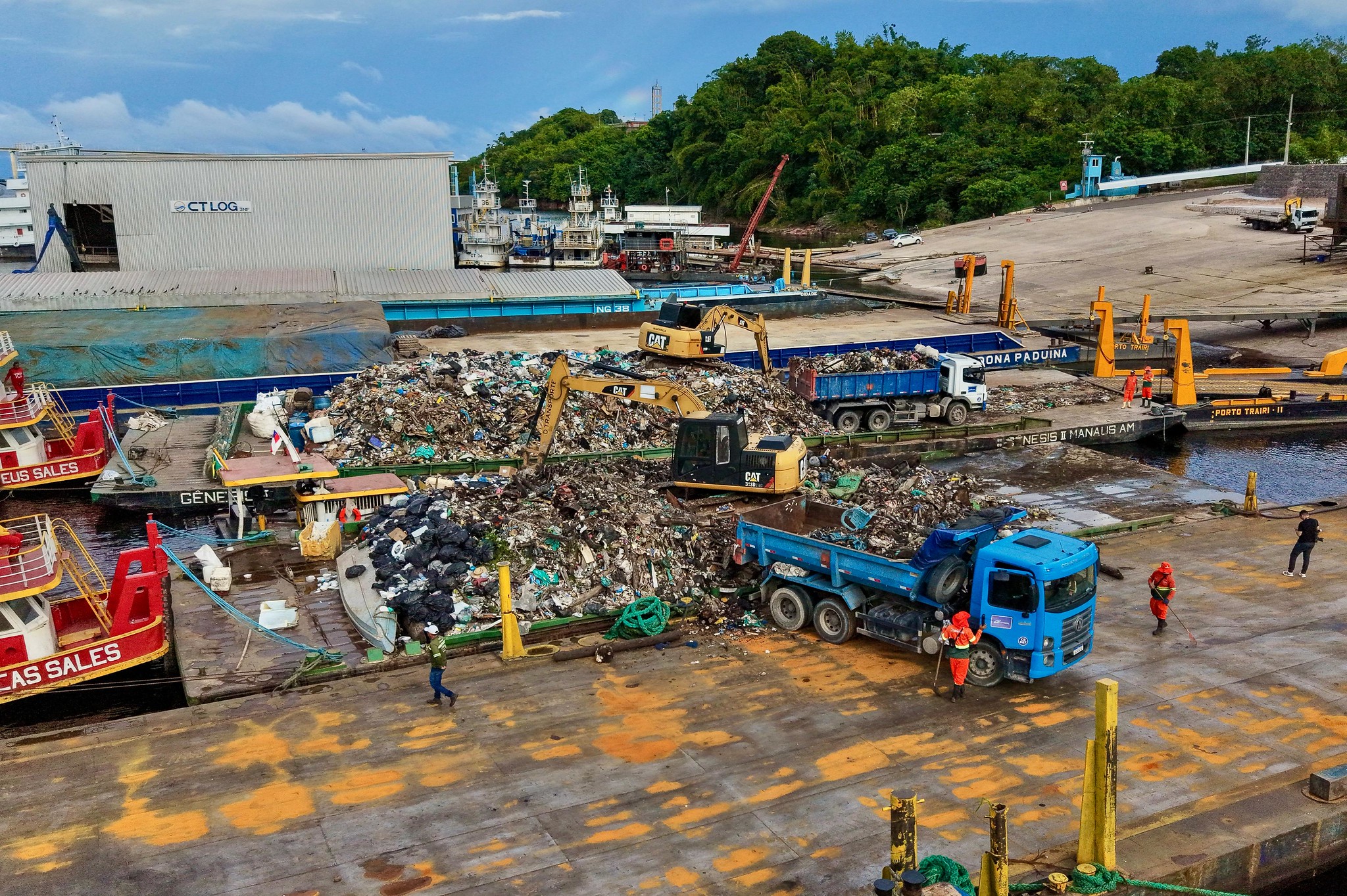 David Almeida lidera operação que retira 350 toneladas de lixo do rio Negro e consolida política ambiental com 14 ecobarreiras em Manaus