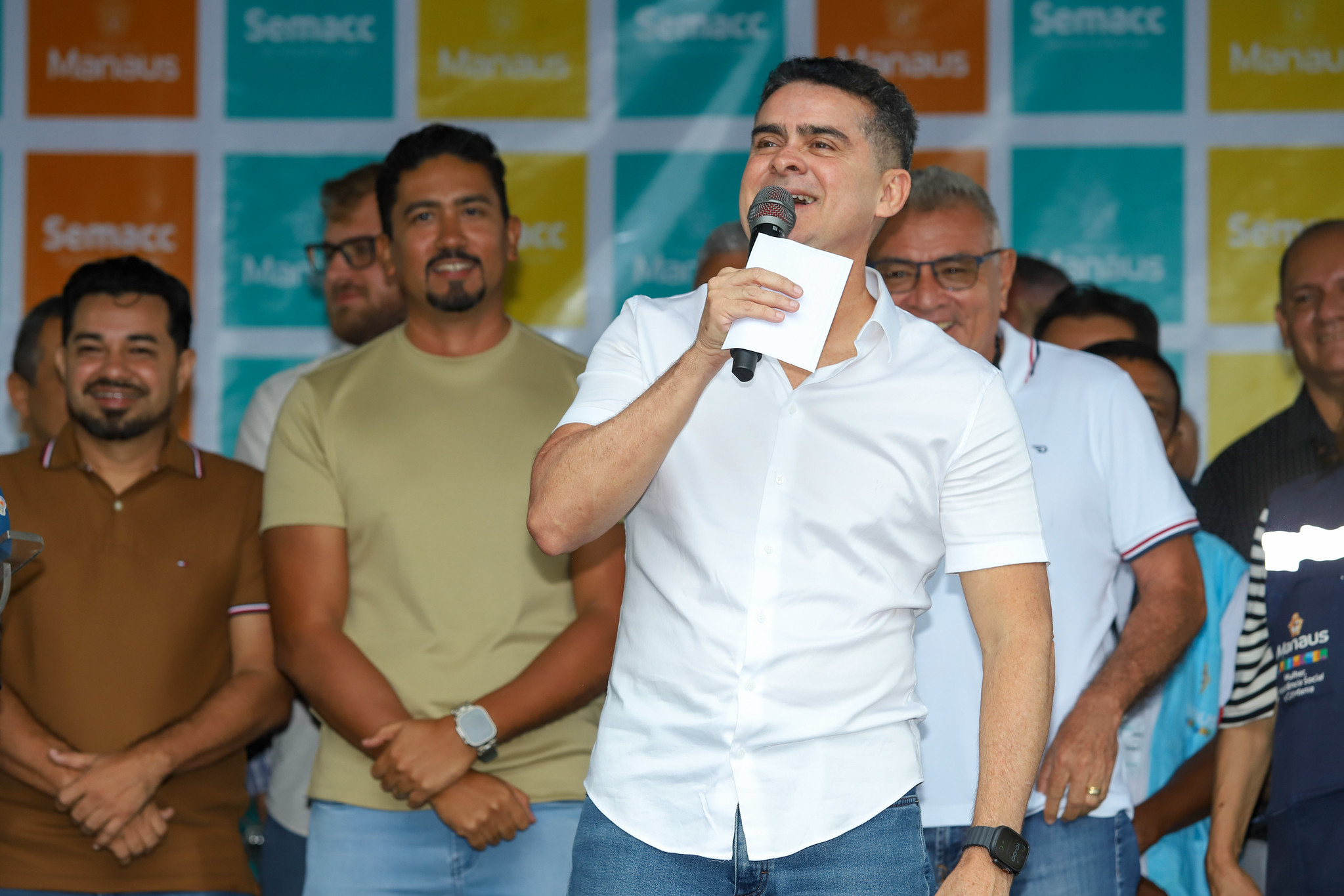 David Almeida entrega nova feira do Mundo Novo e anuncia implantação do cinturão produtivo do café em Manaus