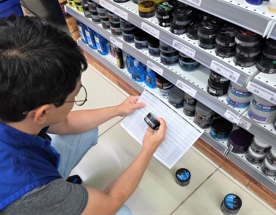 Prefeitura de Manaus apreende pomadas em situação irregular em fiscalização da ação ‘Cabelo Seguro’