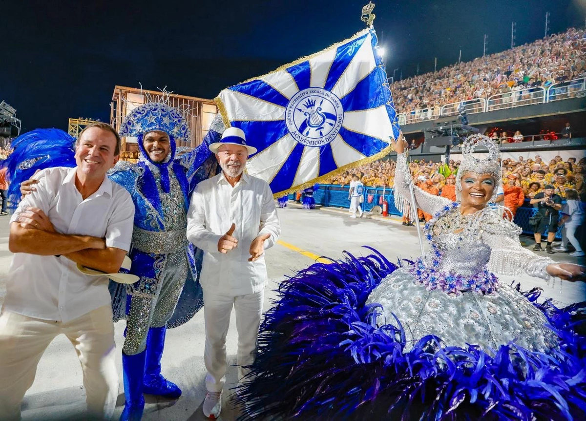 Lula desce do camarote e invade a pista no desfile da Acadêmicos de Niterói