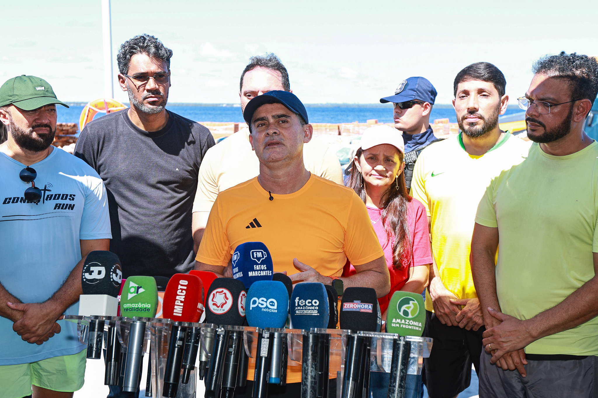 David Almeida entrega material e anuncia fim das escolas de madeira na zona rural de Manaus até novembro