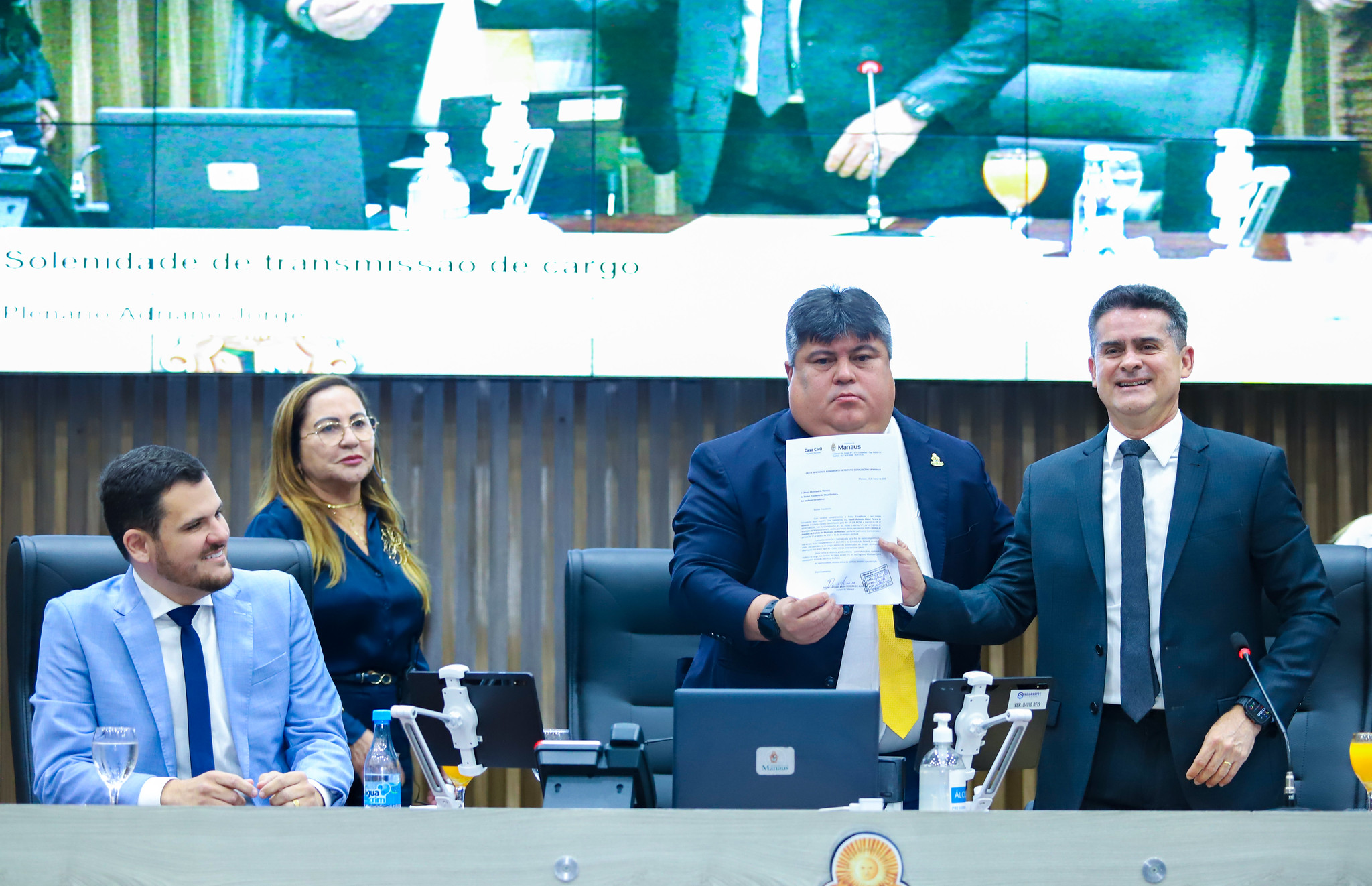 David Almeida cumpre transmissão de cargo para Renato Junior e consolida o ato de transição na Prefeitura de Manaus