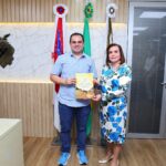 Presidente Roberto Cidade recebe da conselheira Yara Lins o relatório de prestação de contas do TCE-AM