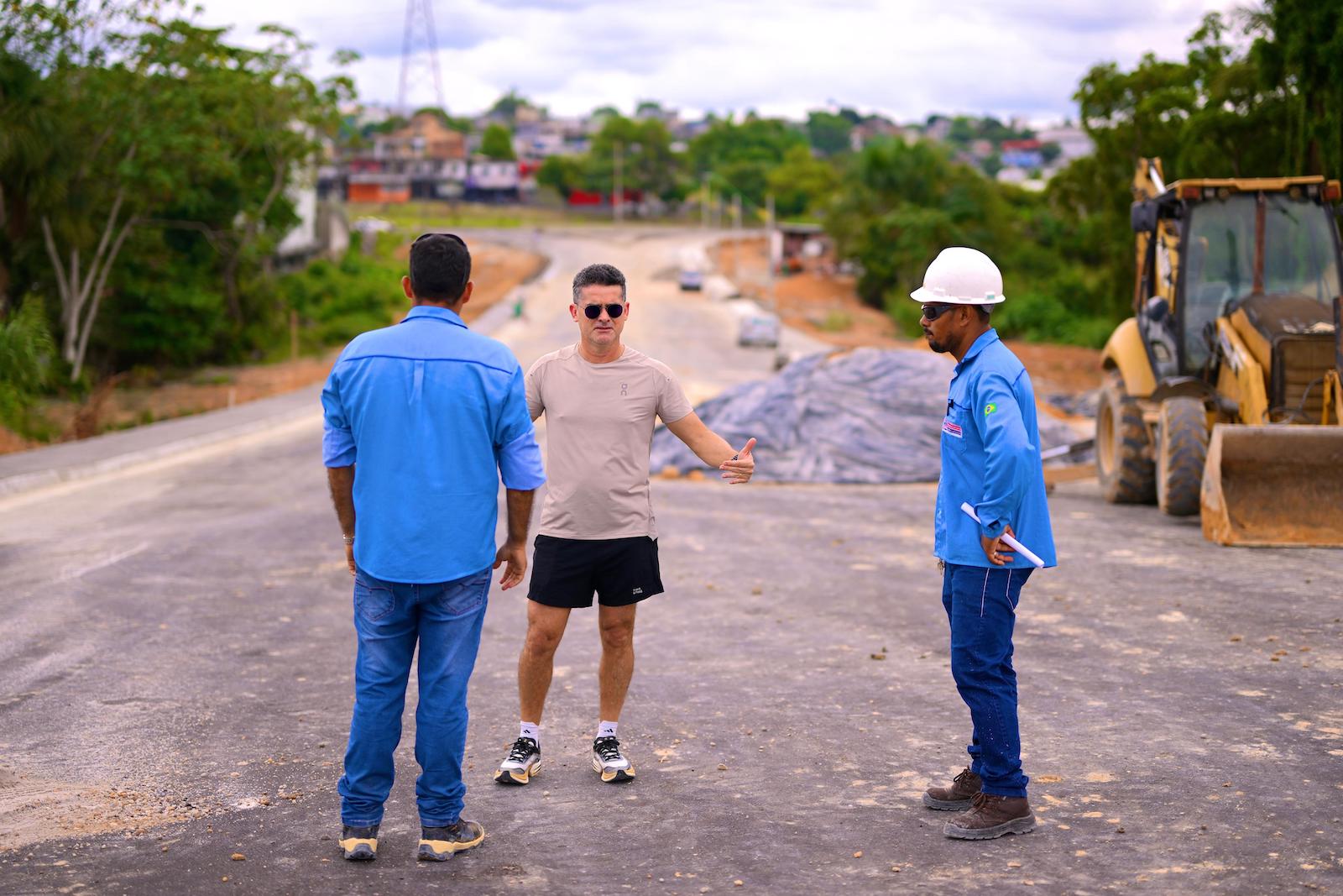 Prefeito David Almeida fiscaliza avanço dos serviços do quarto complexo viário de sua gestão e obra estratégica de mobilidade
