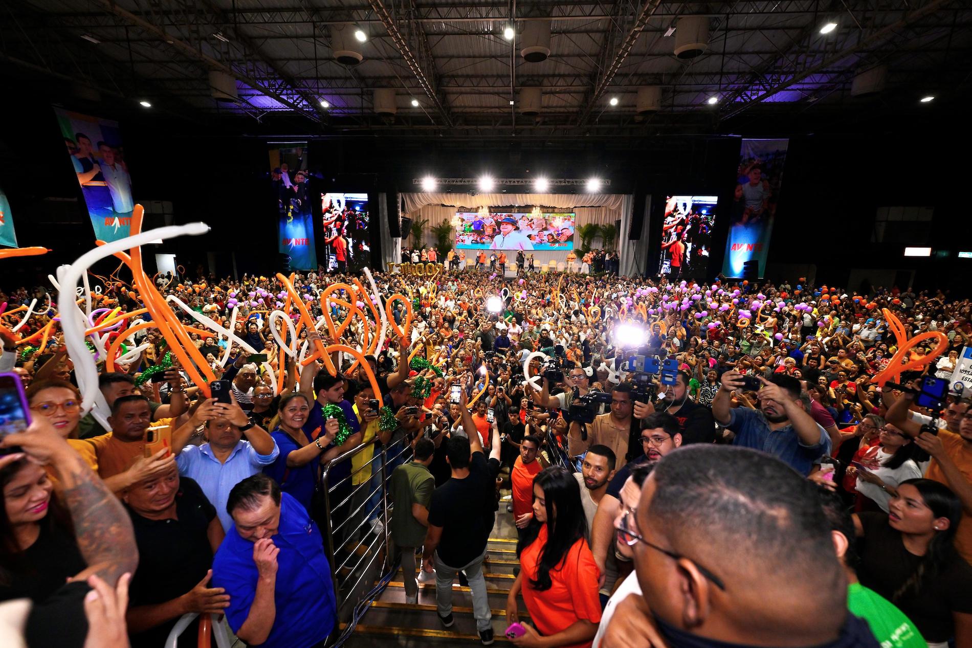 David Almeida reúne mais de 6 mil pessoas em lançamento da pré-candidatura ao Governo e encerra ciclo à frente da Prefeitura de Manaus