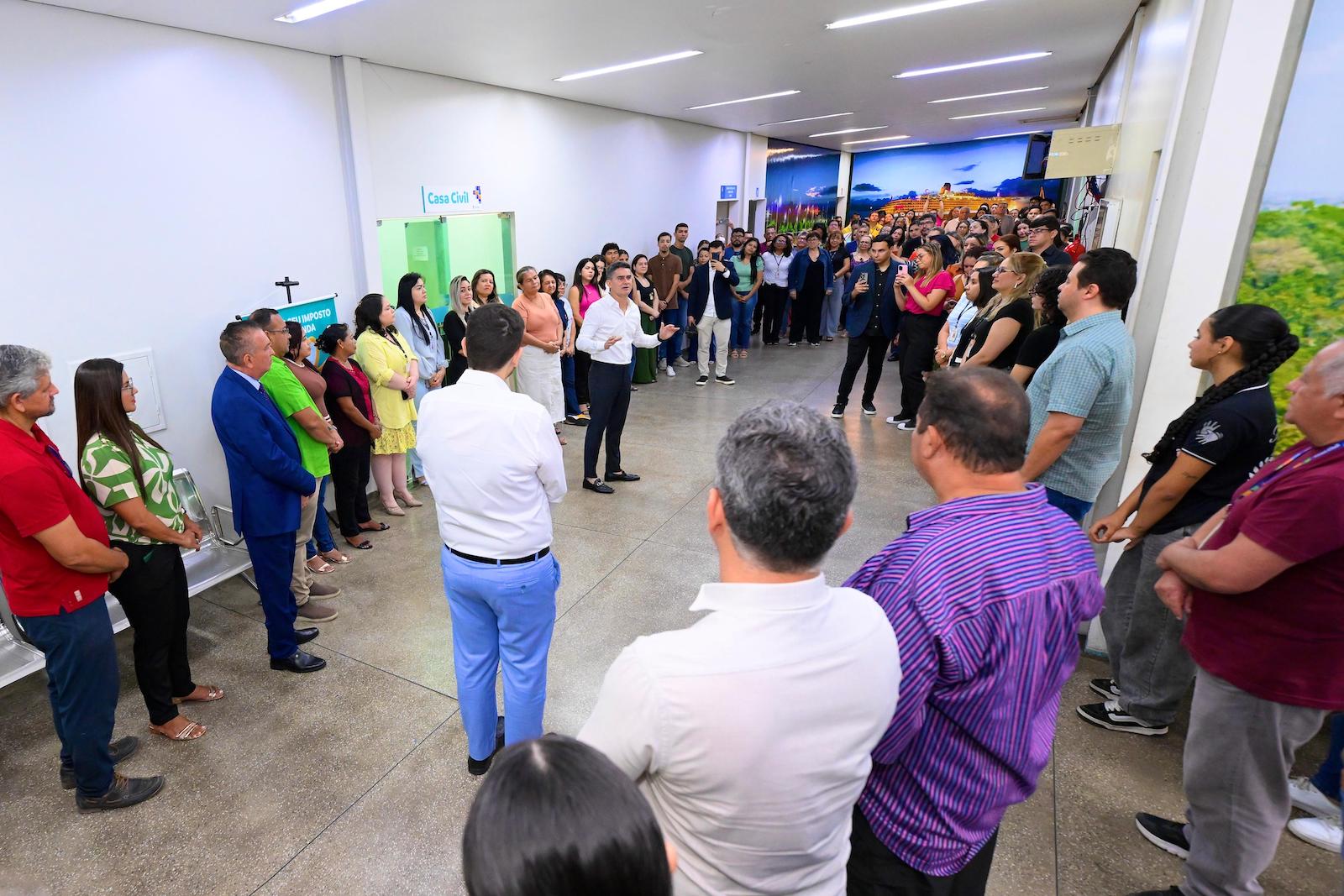 Prefeito David Almeida percorre sede da prefeitura, agradece servidores e reforça transição com foco na continuidade da gestão