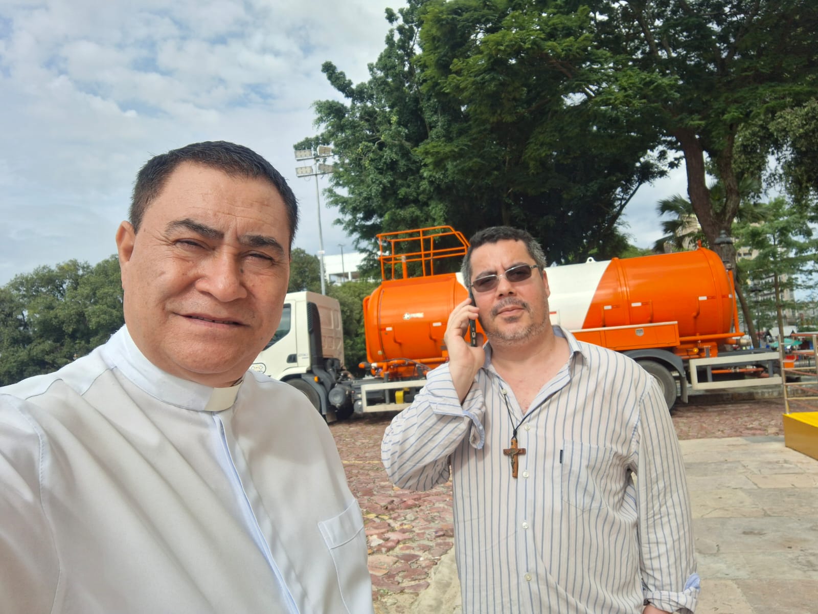 Padre Nelson Pereira, novo pároco participa de mutirão de limpeza e reforça ações da Pastoral Social na Catedral de Manaus