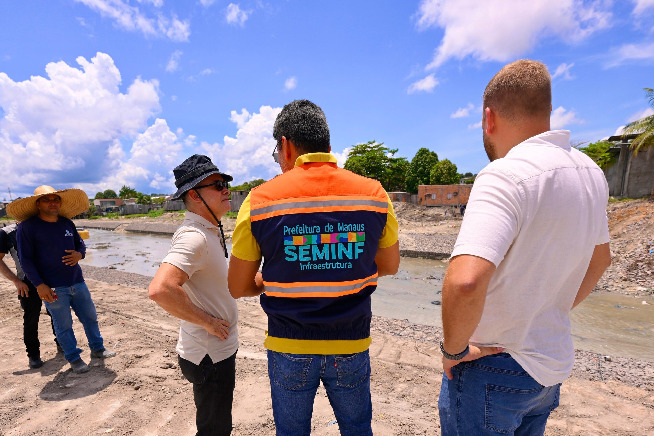 Prefeito David Almeida acompanha obra no igarapé do Mindu e reforça redução de alagações na zona Leste de Manaus