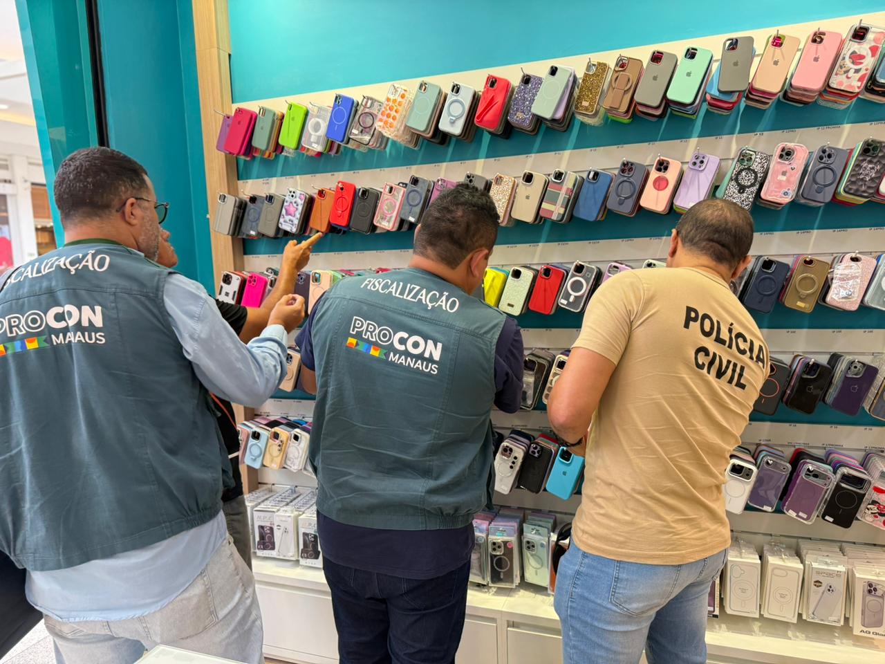 Ação conjunta entre o Procon Manaus e a Decon-AM resulta na apreensão de mais de 950 produtos falsificados em shopping da capital