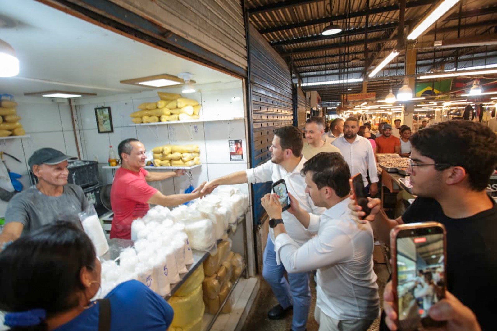 Prefeito Renato Junior realiza primeiro ato da gestão próximo ao povo no mercado municipal Adolpho Lisboa e visita feiras do Centro