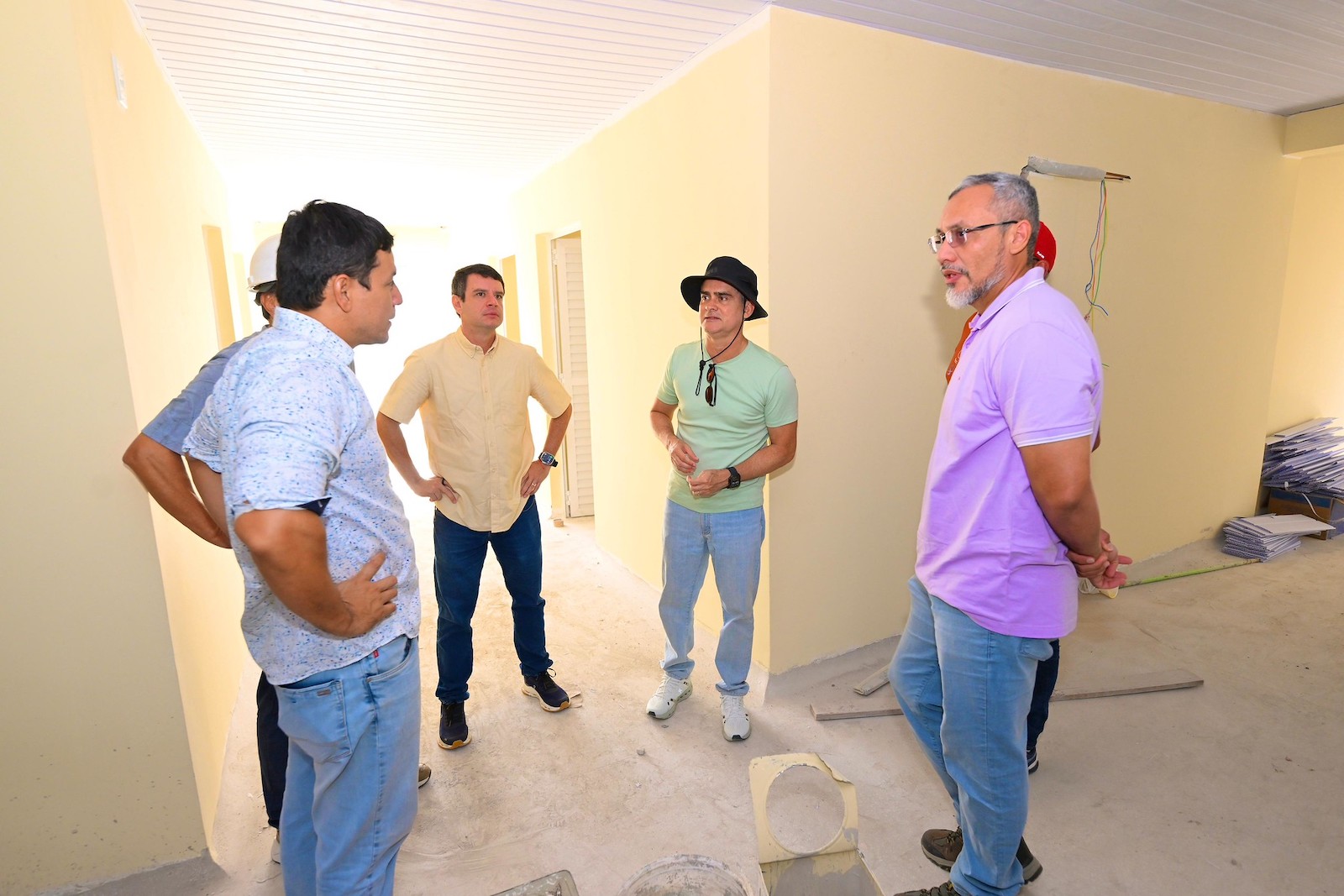David Almeida vistoria obras estratégicas da saúde no bairro Aleixo