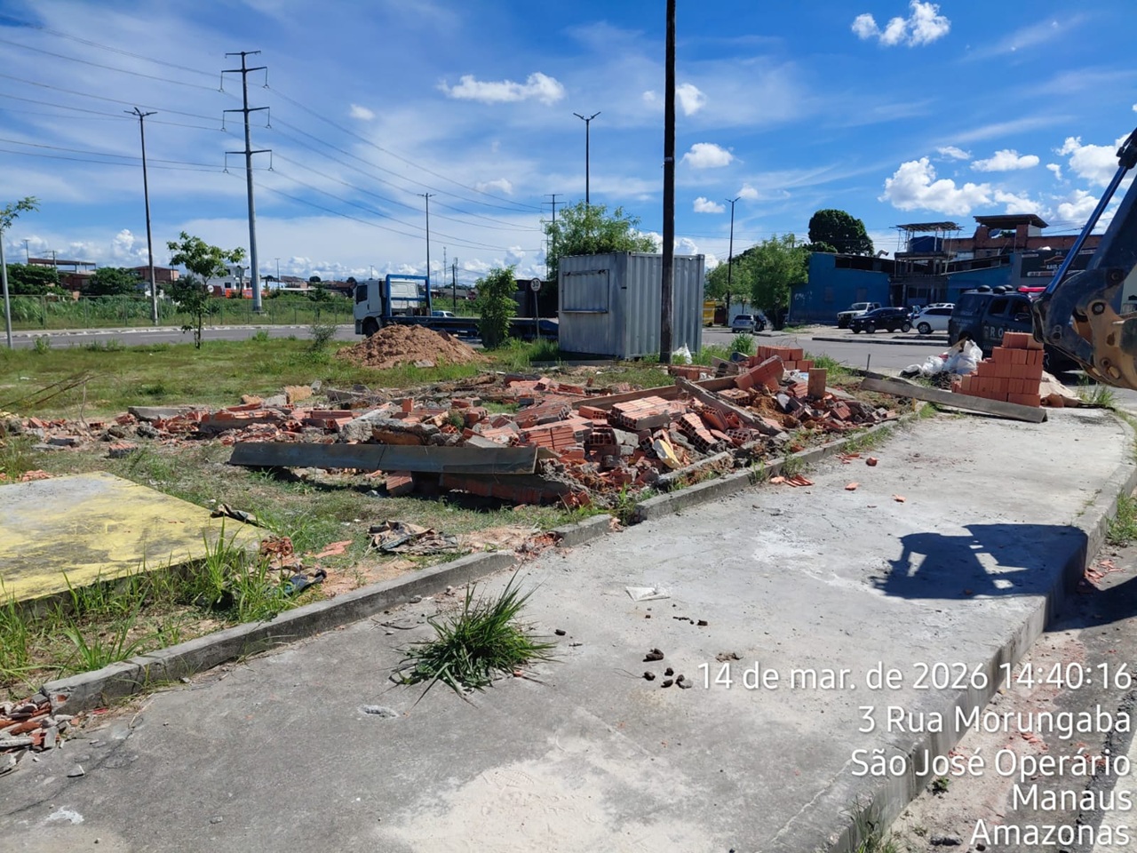 Prefeitura de Manaus faz novas demolições de ocupações irregulares em áreas públicas no Novo Aleixo