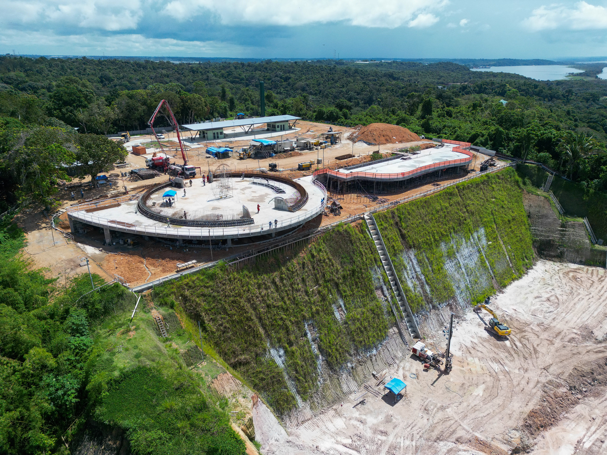 Prefeitura conclui etapa de contenção no parque Encontro das Águas Rosa Almeida com mais de 260 estacas