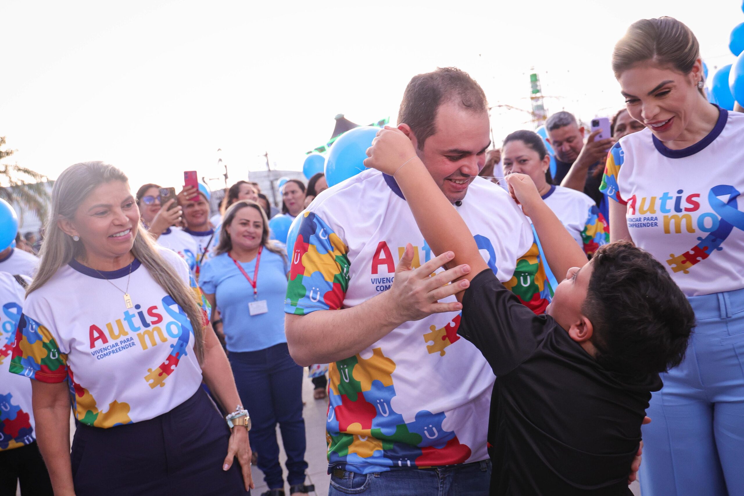 Presidente Roberto Cidade abre programação oficial do Abril Azul no Legislativo Estadual com iluminação especial