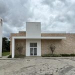 Nova capela no Tarumã une arquitetura transparente e natureza amazônica