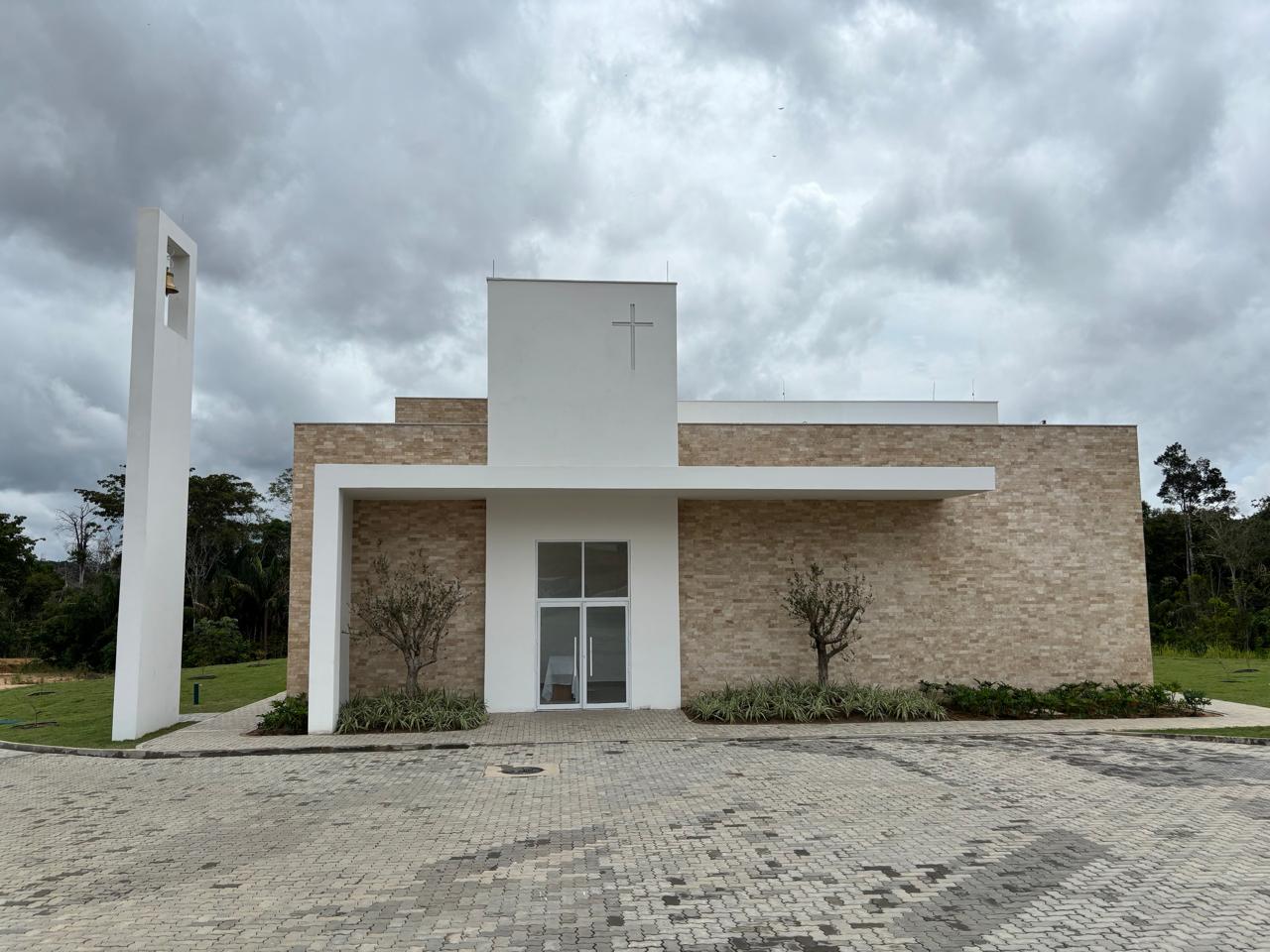Nova capela no Tarumã une arquitetura transparente e natureza amazônica