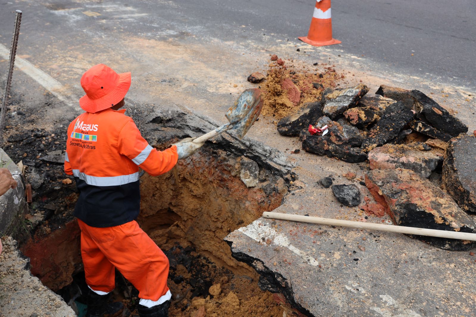 Com ação rápida, Prefeitura de Manaus corrige rompimento e recupera drenagem na avenida Umberto Calderaro Filho