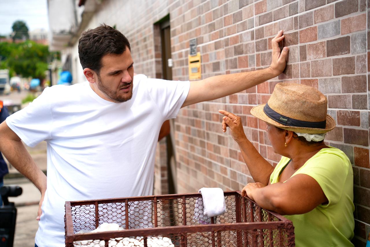 Prefeito Renato Junior vai para as ruas e fiscaliza serviços de tapa-buracos no bairro Gilberto Mestrinho
