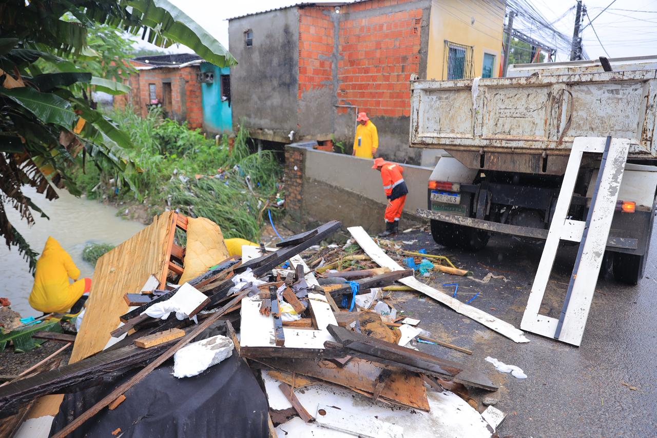 Equipes da Seminf atuam para minimizar impactos das chuvas deste sábado, 4/4