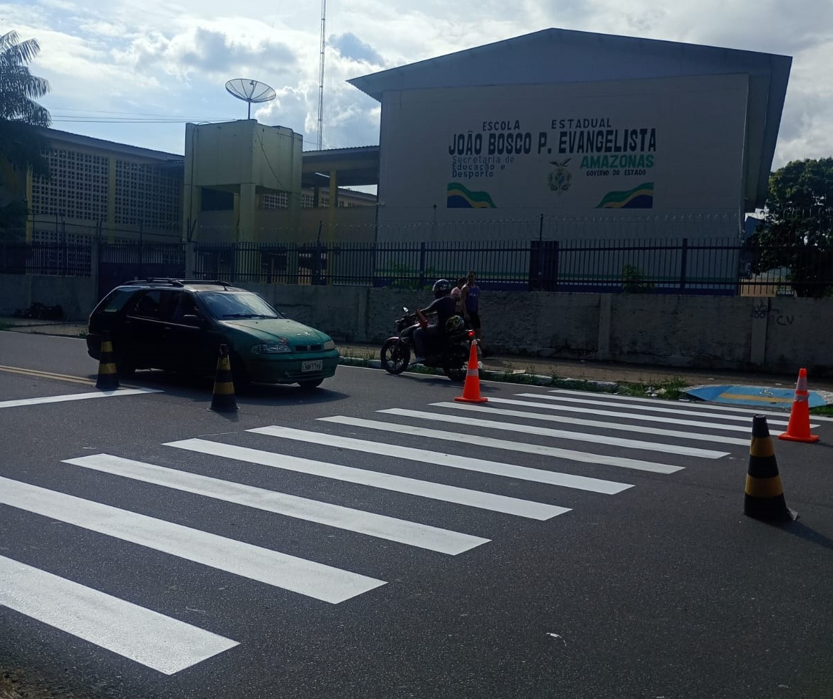 Prefeitura de Manaus implanta e revitaliza mais de 400 faixas de pedestres com reforço nas áreas escolares