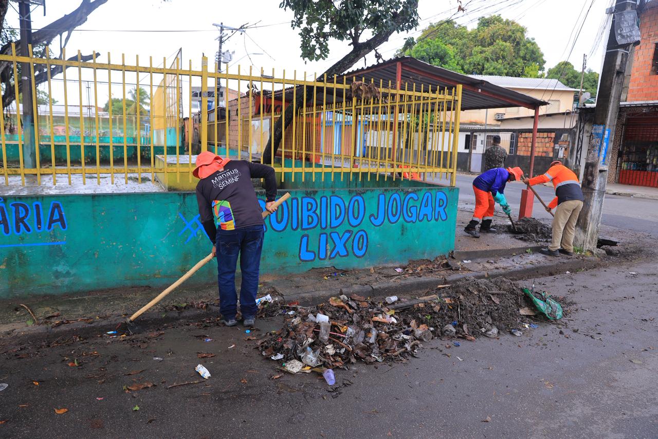 Prefeitura atua em diversas frentes para atender ocorrências da forte chuva deste sábado, que superou os cem milímetros em algumas áreas de Manaus